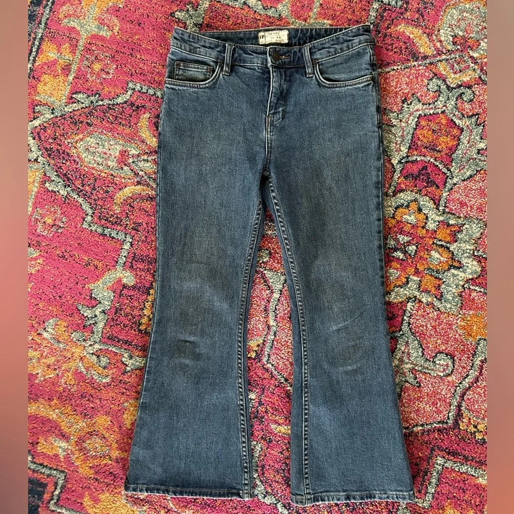 Free People | Women’s medium blue denim mild flare cropped jeans zip close Sz 27